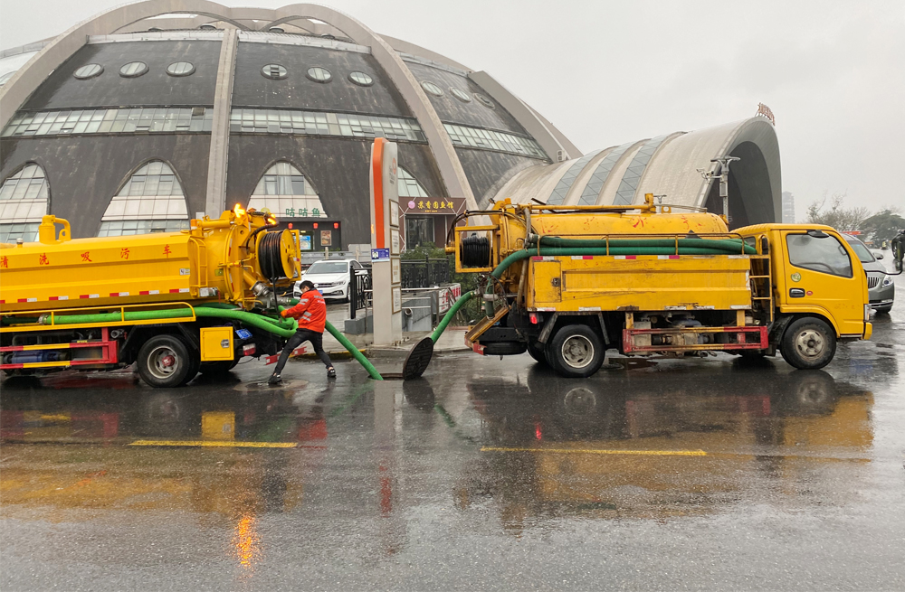 南湾营商场管道清淤